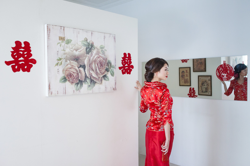 Bride in Chinese Kua dress