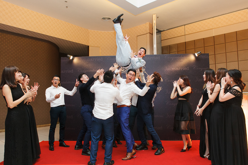 Playful groomsmen at 中华楼宴会厅 Zhong Hua Banquet Hall