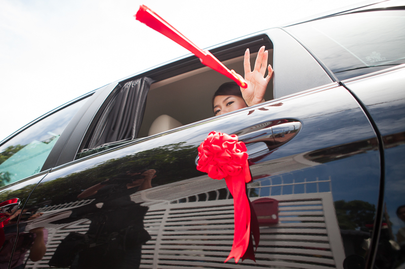 Throwing of Chinese fan before bride leaving her house to groom's house