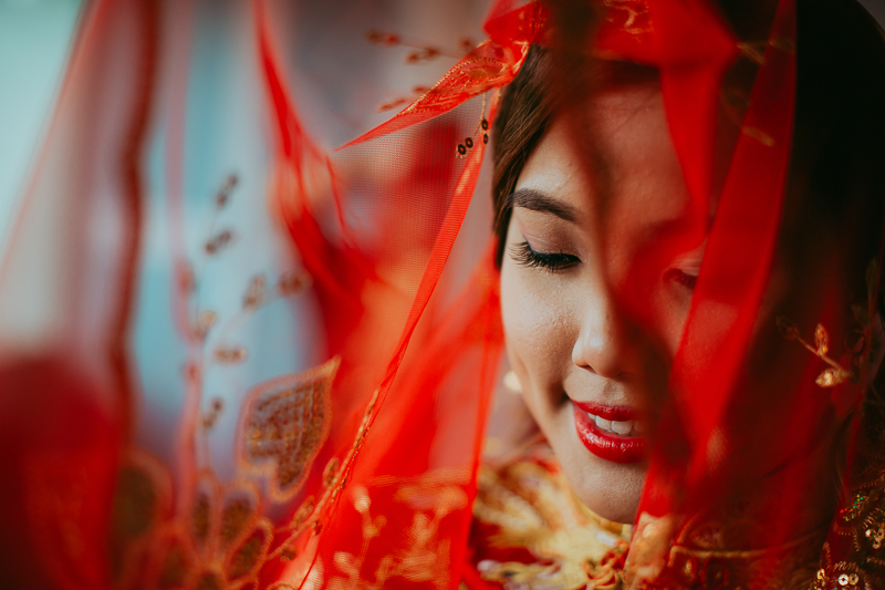 Bride in Chinese Kua dress and red veil